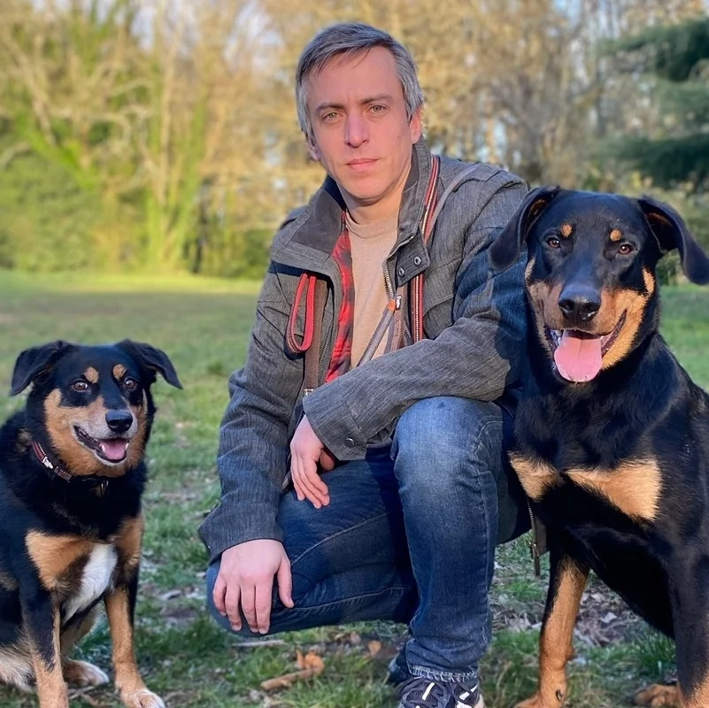 Loïs avec deux chiens dans un parc à Lorient